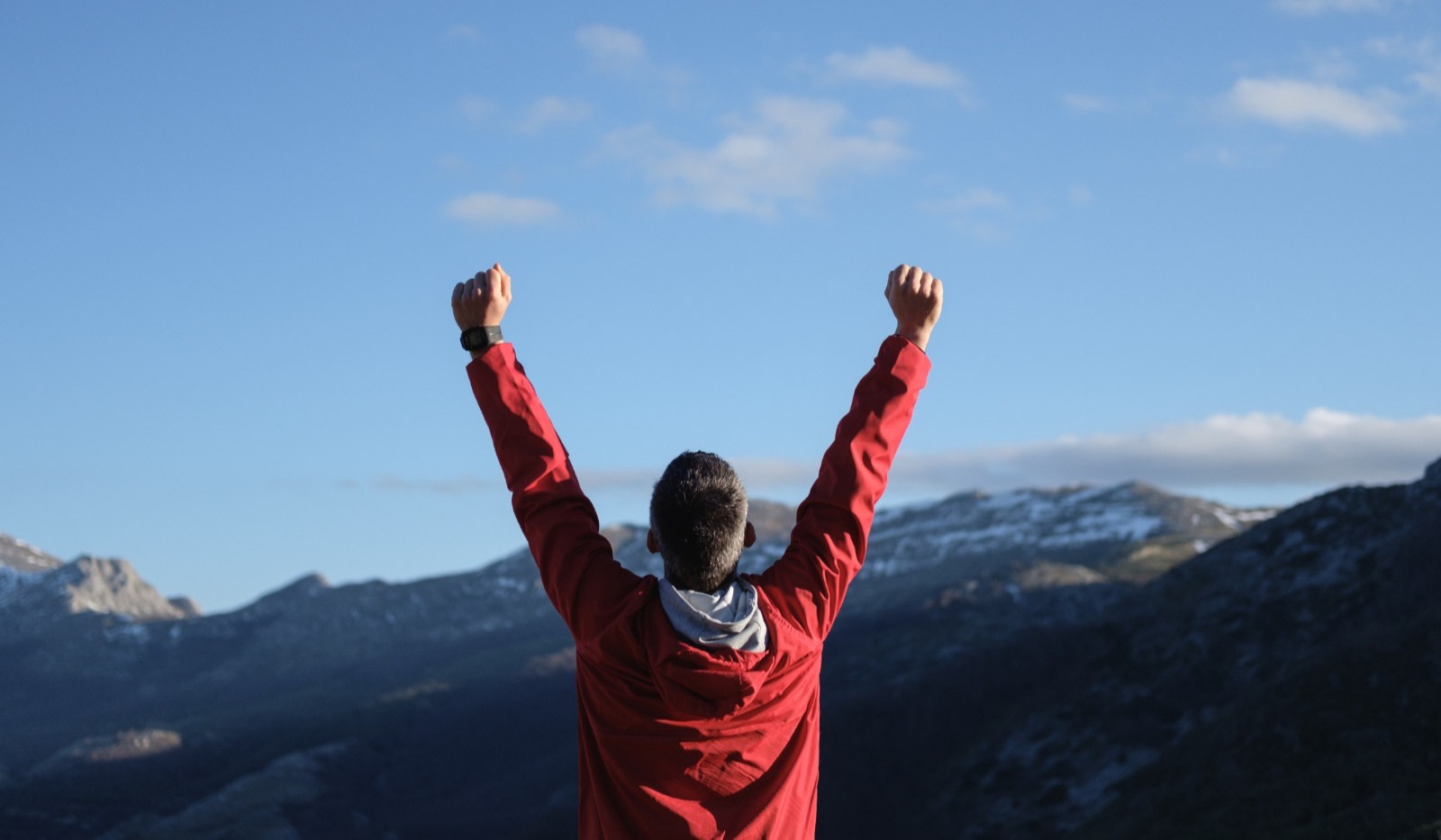 Proche aidant au sommet d'une montagne.