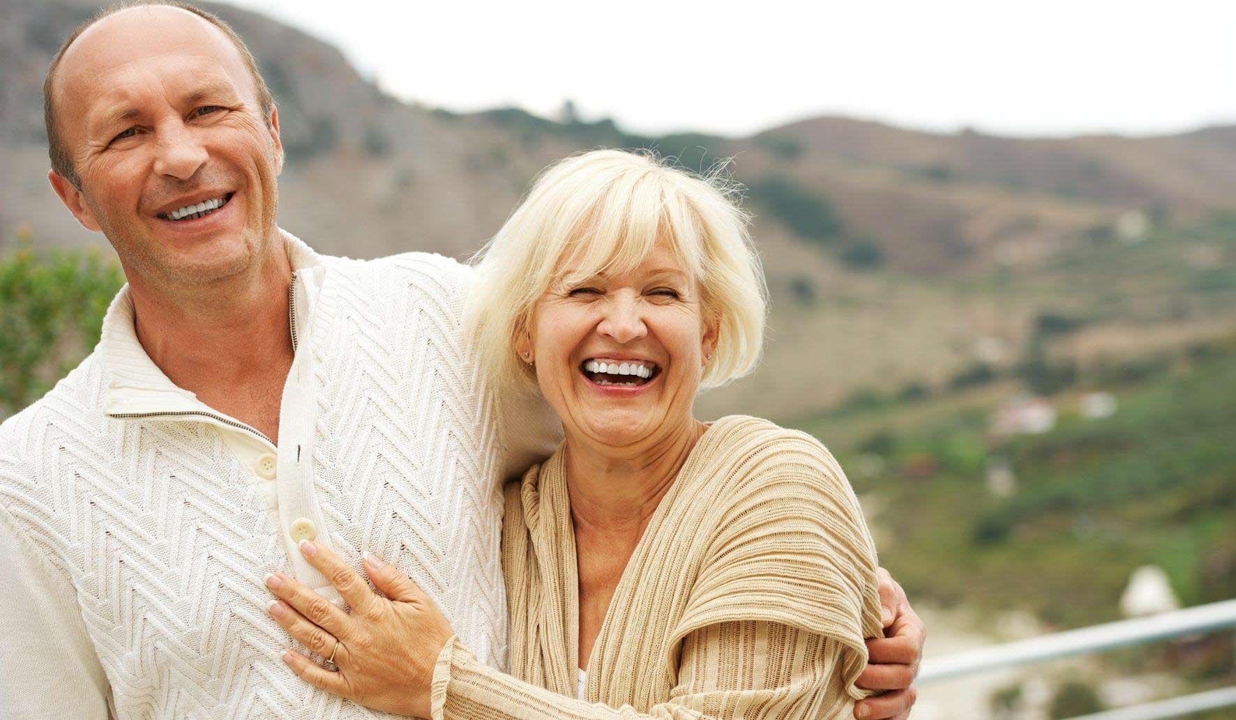 Un couple d'accueillant familial heureux.