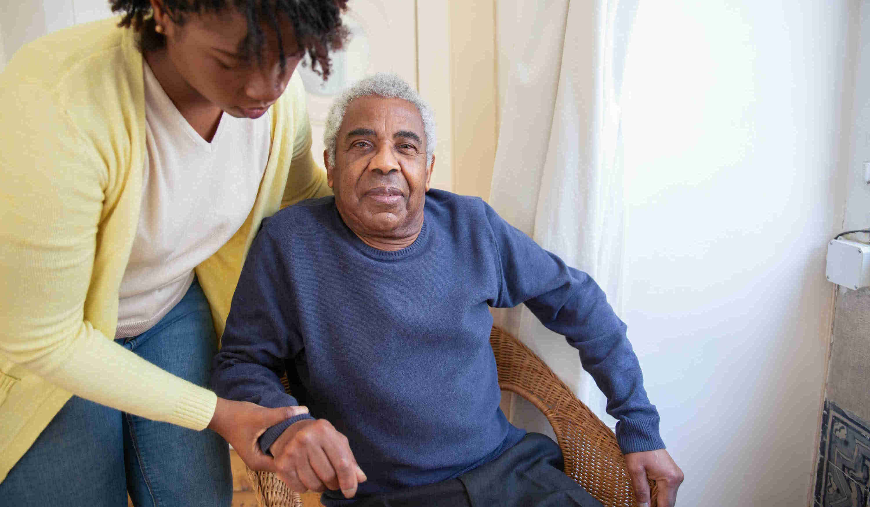 Une aidante familial salariée qui aide son père âgée.
